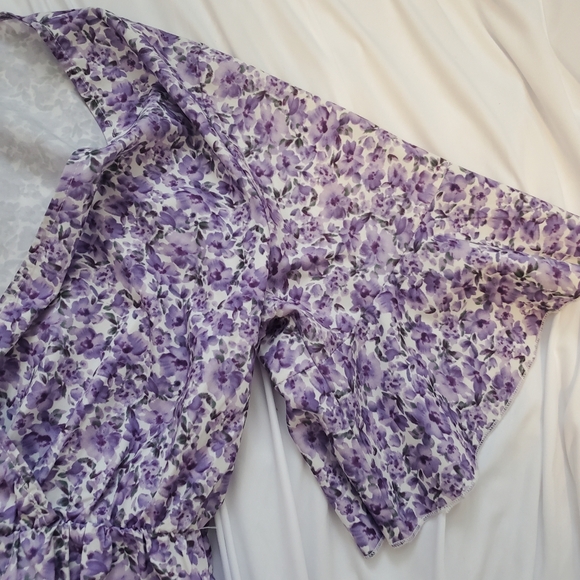 Purple floral romper size large - Picture 4 of 4